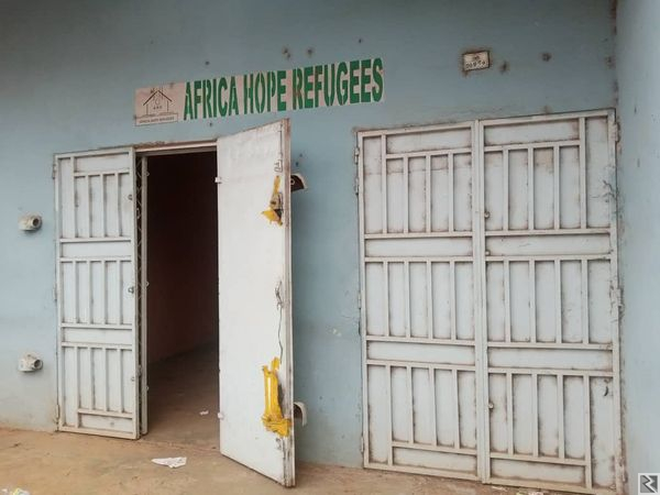 Image principale de Boutique avec toilette et terrasse à  Biyem Assi
