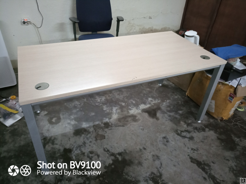 Image principale de Vente d'une chaise et table de bureau de qualité