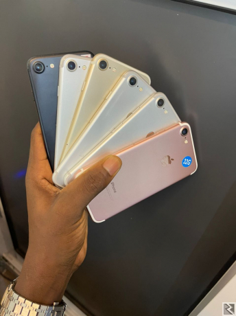 Image principale de iPhone 7 disponible chez Apple family