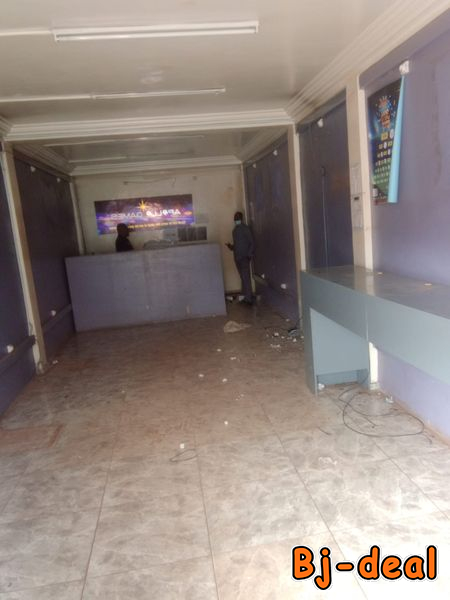 Image principale de Grand local bien placé à Mimboman