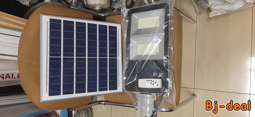 Image principale de lampadaire solaire avec plaque et détecteur