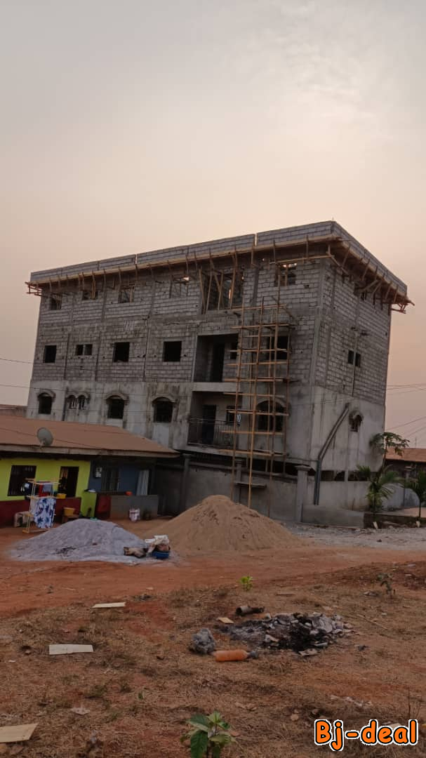 Main image of Immeuble trois niveaux  titré à vendre