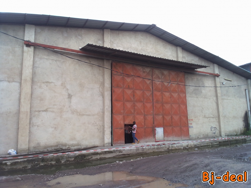 Image principale de Entrepôts à louer à Douala