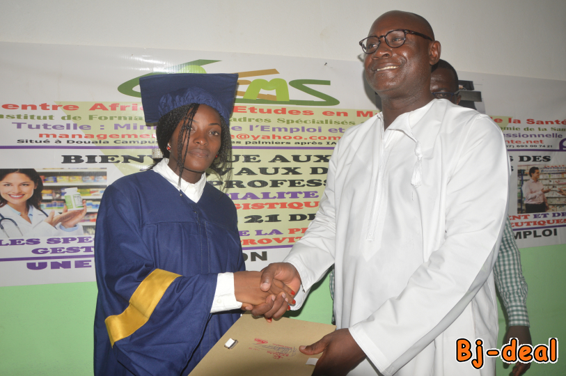 Image principale de AUXILIAIRE DE PHARMACIE  LOGISTIQUE PHARMACEUTIQUE