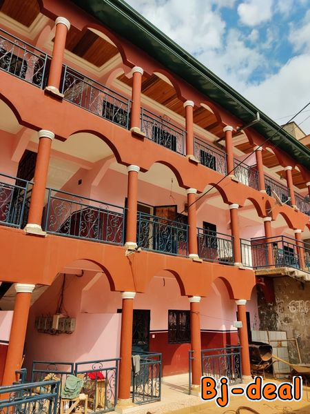 Main image of Appartements en bordure de route avec parking