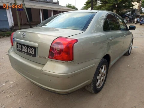 Image principale — Toyota Avensis tête de cochon 2004